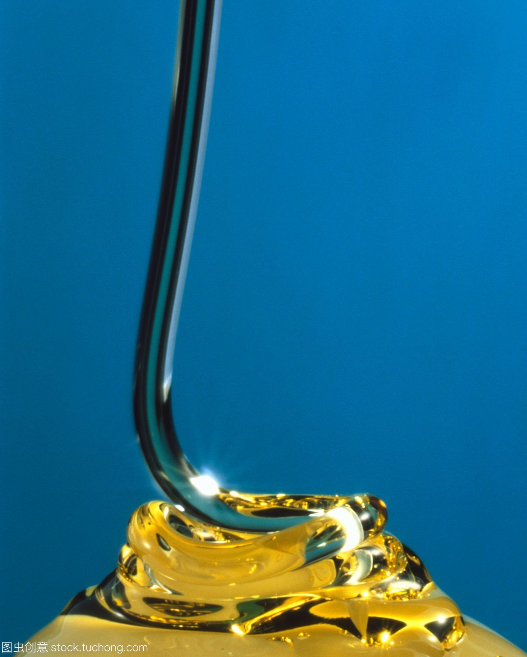 糖浆的盘绕 高粘度液体的奇妙景象